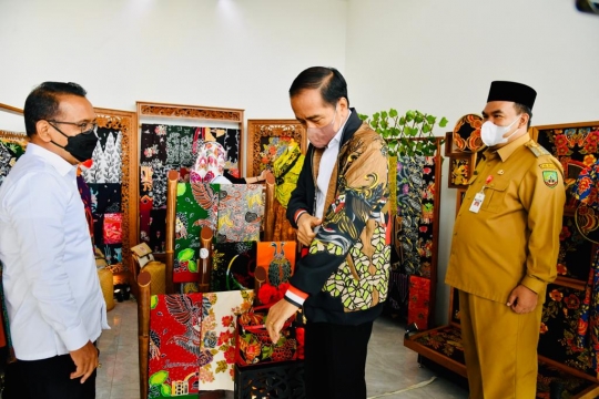 Momen Jokowi dan Iriana Belanja Batik hingga Lukisan Karya UKM Blora