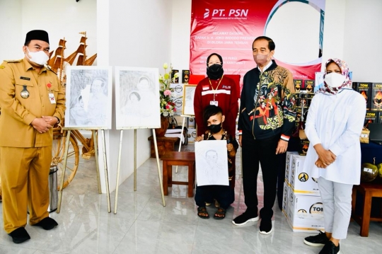 Momen Jokowi dan Iriana Belanja Batik hingga Lukisan Karya UKM Blora