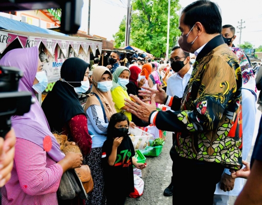 Momen Jokowi dan Iriana Belanja Batik hingga Lukisan Karya UKM Blora