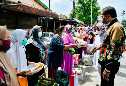 Momen Jokowi dan Iriana Belanja Batik hingga Lukisan Karya UKM Blora