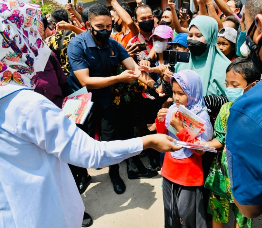 Momen Jokowi dan Iriana Belanja Batik hingga Lukisan Karya UKM Blora