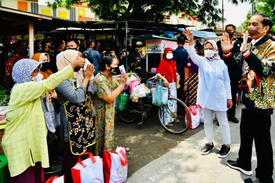 Momen Jokowi dan Iriana Belanja Batik hingga Lukisan Karya UKM Blora