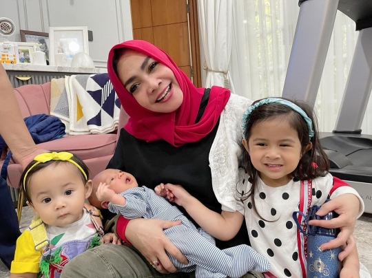 Potret Mama Rieta Bersama Semua Cucu Kesayangan, Ekspresi Rafathar Bikin Gemas