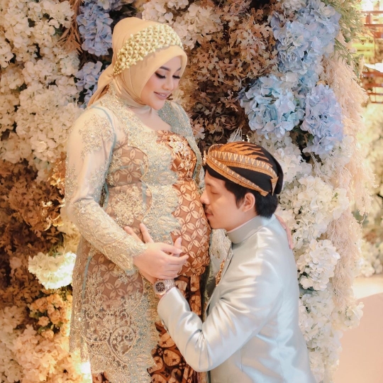 7 Potret Acara Tujuh Bulanan Aurel Hermansyah, Penampilan Bumil Dipuji Makin Cantik