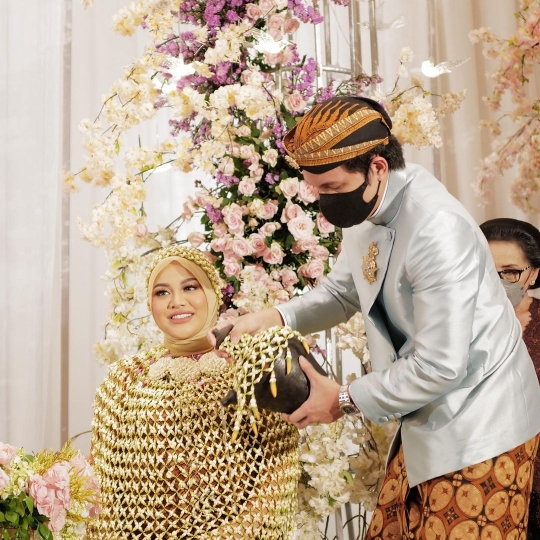 7 Potret Acara Tujuh Bulanan Aurel Hermansyah, Penampilan Bumil Dipuji Makin Cantik