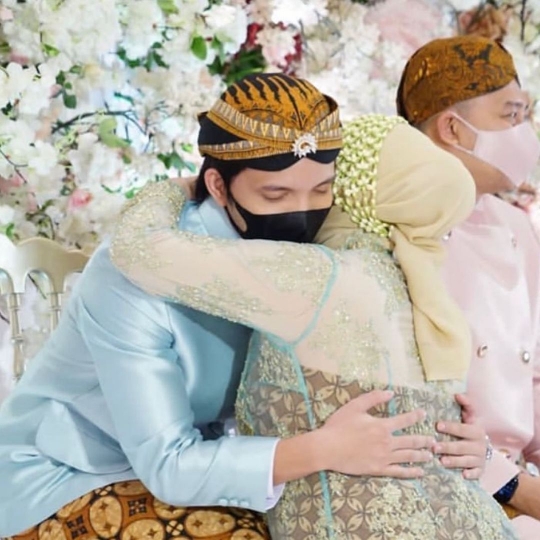 7 Potret Acara Tujuh Bulanan Aurel Hermansyah, Penampilan Bumil Dipuji Makin Cantik