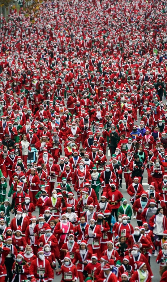 Saat Ribuan 'Sinterklas' Berlomba Menggalang Dana untuk Korban Letusan Cumbre Vieja