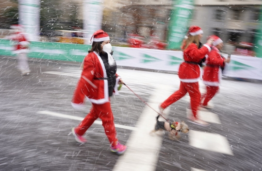 Saat Ribuan 'Sinterklas' Berlomba Menggalang Dana untuk Korban Letusan Cumbre Vieja