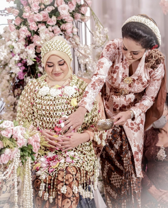 Potret Krisdayanti di Momen Acara 7 Bulanan, Foto Bareng Ashanty Curi Perhatian