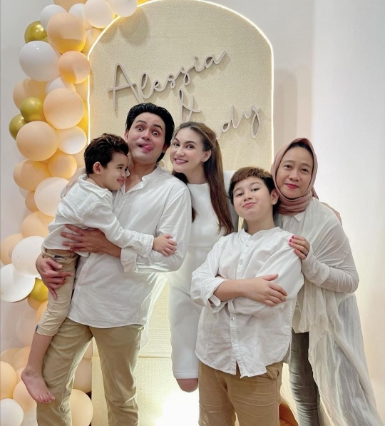 Potret Ulang Tahun Pernikahan Alessia Cestaro dan Suami yang Kelima Digelar di Rumah