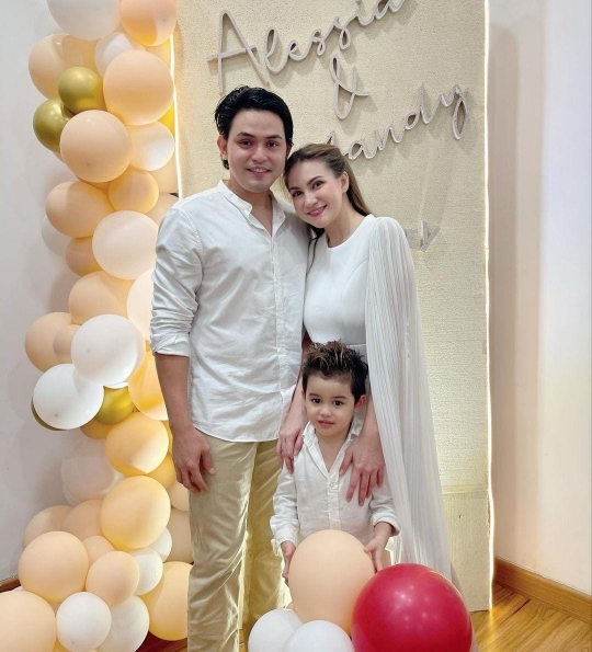 Potret Ulang Tahun Pernikahan Alessia Cestaro dan Suami yang Kelima Digelar di Rumah