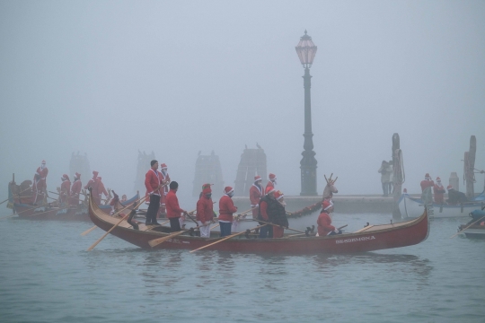 Keseruan Sinterklas Lomba Perahu Layar Natal di Italia