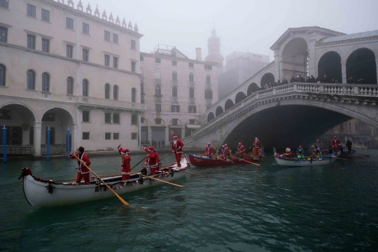 Keseruan Sinterklas Lomba Perahu Layar Natal di Italia