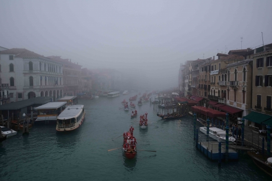 Keseruan Sinterklas Lomba Perahu Layar Natal di Italia