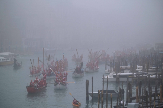 Keseruan Sinterklas Lomba Perahu Layar Natal di Italia