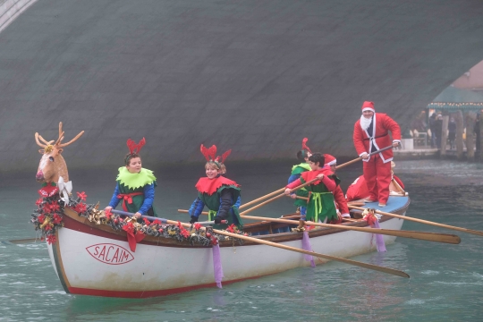 Keseruan Sinterklas Lomba Perahu Layar Natal di Italia