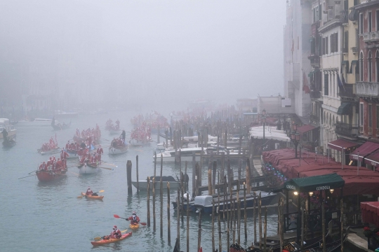 Keseruan Sinterklas Lomba Perahu Layar Natal di Italia