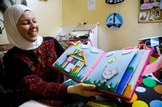 Uniknya Mendidik Anak Lewat Buku Interaktif Terbuat dari Kain