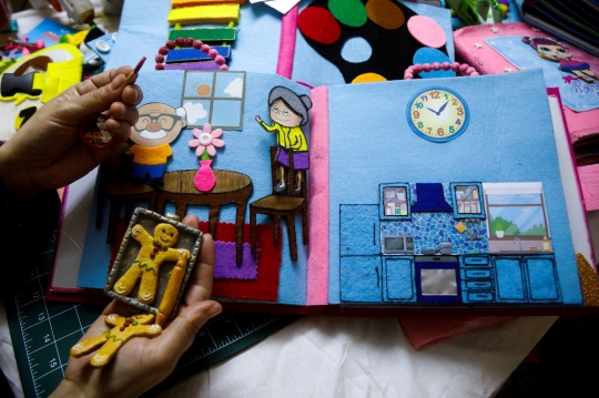 Uniknya Mendidik Anak Lewat Buku Interaktif Terbuat dari Kain
