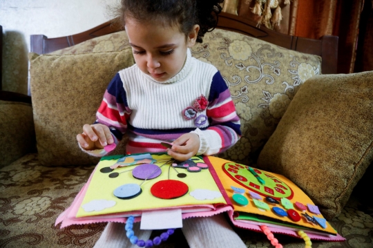 Uniknya Mendidik Anak Lewat Buku Interaktif Terbuat dari Kain