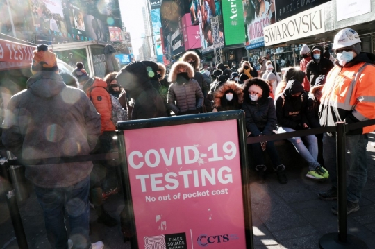 Varian Omicron Meningkat, Antrean Tes Covid-19 di Times Square Mengular