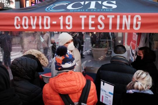 Varian Omicron Meningkat, Antrean Tes Covid-19 di Times Square Mengular