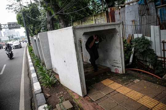 Beton Saluran Air Ganggu Kenyamanan Pejalan Kaki di Gatot Subroto