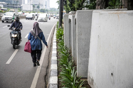 Beton Saluran Air Ganggu Kenyamanan Pejalan Kaki di Gatot Subroto