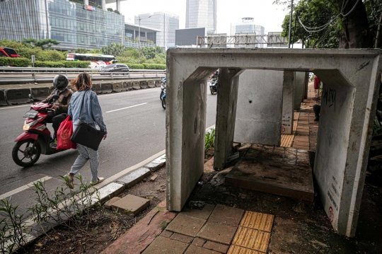 Beton Saluran Air Ganggu Kenyamanan Pejalan Kaki di Gatot Subroto