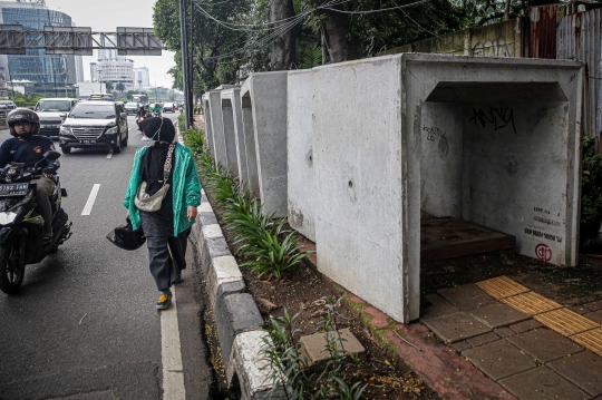 Beton Saluran Air Ganggu Kenyamanan Pejalan Kaki di Gatot Subroto