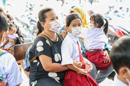 Ragam Ekspresi Siswa SD di Kediri saat Disuntik Vaksin Covid-19