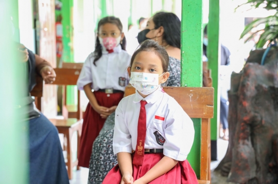 Ragam Ekspresi Siswa SD di Kediri saat Disuntik Vaksin Covid-19