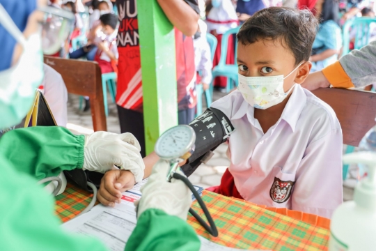 Ragam Ekspresi Siswa SD di Kediri saat Disuntik Vaksin Covid-19