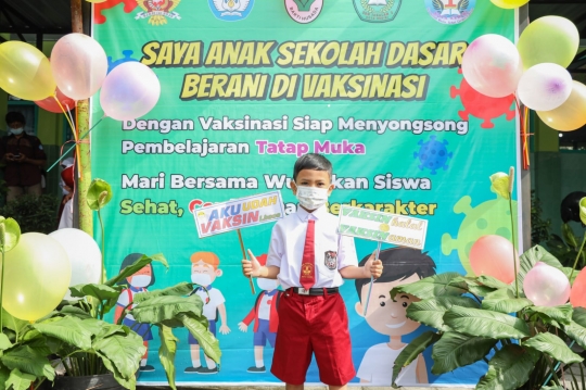 Ragam Ekspresi Siswa SD di Kediri saat Disuntik Vaksin Covid-19