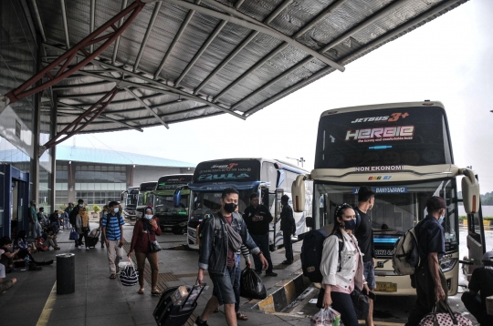 Arus Mudik Natal dan Tahun Baru di Terminal Pulogebang