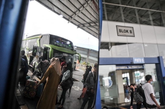 Arus Mudik Natal dan Tahun Baru di Terminal Pulogebang