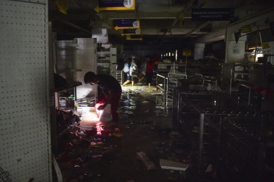 Aksi Warga Jarah Supermarket di Tengah Banjir Malaysia