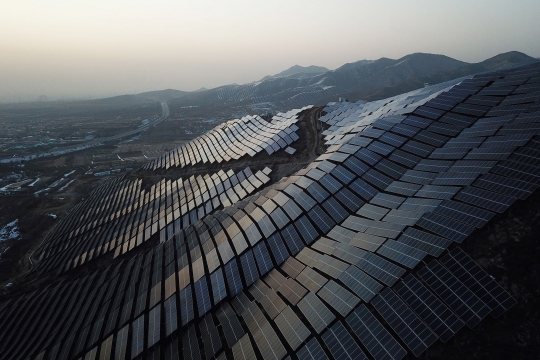 Melihat Perbukitan di China Dipenuhi Panel Surya