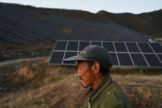Melihat Perbukitan di China Dipenuhi Panel Surya
