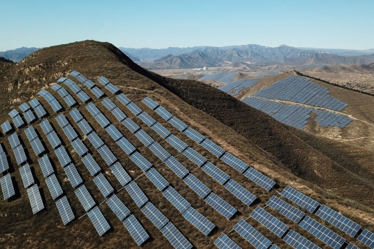 Melihat Perbukitan di China Dipenuhi Panel Surya