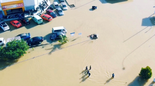 Penampakan Ratusan Kendaraan Terendam Banjir di Malaysia