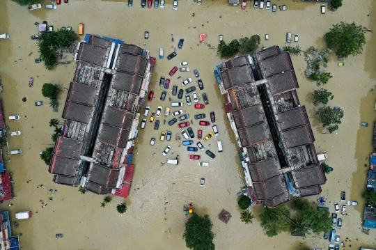 Penampakan Ratusan Kendaraan Terendam Banjir di Malaysia