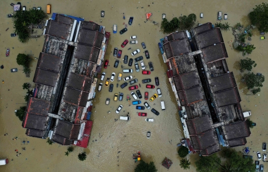 Penampakan Ratusan Kendaraan Terendam Banjir di Malaysia