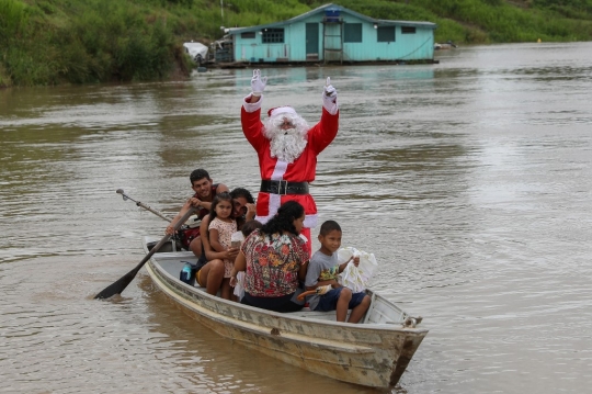 Demi Berikan Kado Natal, Sinterklas Rela Menyusur Sungai Amazon