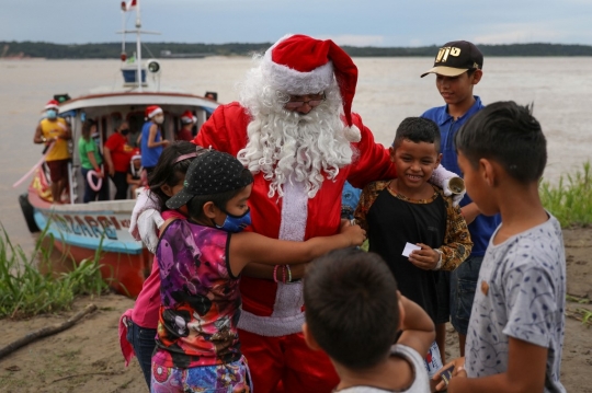 Demi Berikan Kado Natal, Sinterklas Rela Menyusur Sungai Amazon
