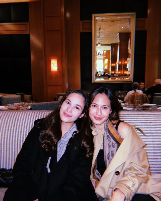 Potret Pevita Pearce & Chelsea Islan Bertemu di Amerika, Penampilannya Curi Perhatian