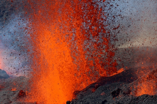 Ngerinya Penampakan Gunung Piton de la Fournaise Meletus di Prancis