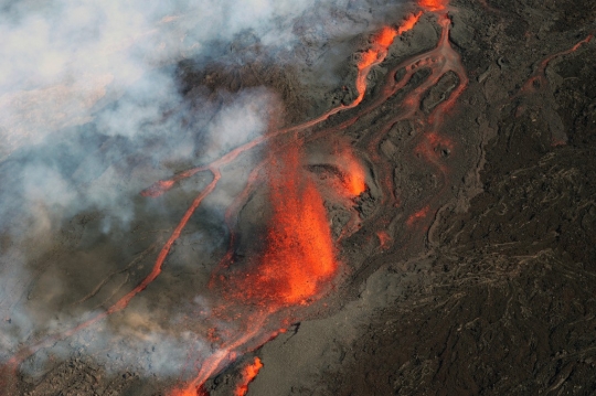 Ngerinya Penampakan Gunung Piton de la Fournaise Meletus di Prancis