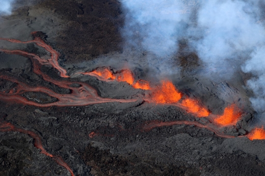 Ngerinya Penampakan Gunung Piton de la Fournaise Meletus di Prancis