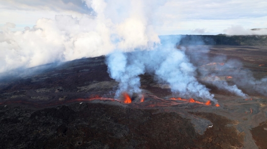 Ngerinya Penampakan Gunung Piton de la Fournaise Meletus di Prancis